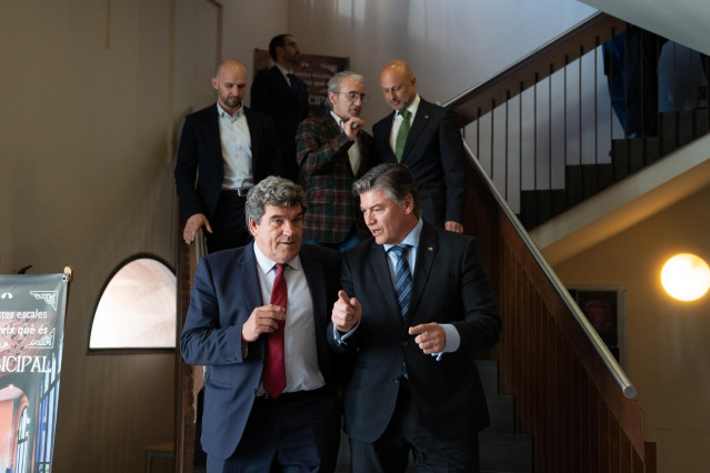 El ministro de Inclusión, Seguridad Social y Migraciones, José Luís Escrivá (i) y el presidente de Pimec Antoni Cañete (d), a su llegada a un encuentro de Pimec, en el Teatro Principal de Terrassa, a 31 de marzo de 2023, en Terrassa, Barcelona, Catalunya