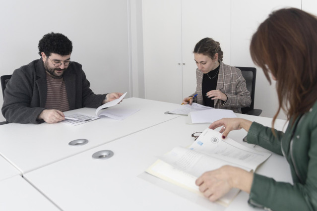 Simulación de firma de una hipoteca, a 15 de marzo de 2023, en Madrid (España).