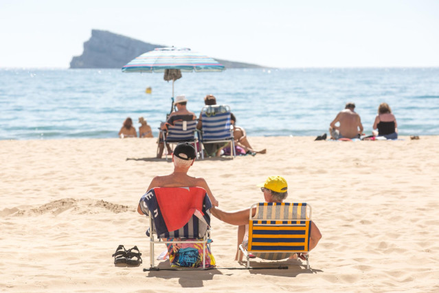 Numerosas personas se bañan y toman el sol en la playa de Poniente, a 11 de marzo de 2023, en Benidorm, Alicante, Comunidad Valenciana (España).