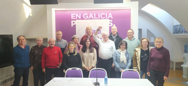 Archivo - Foto de familia de los integrantes de 'Rexurdir Podemos', candidatura a las primarias de Podemos Galicia