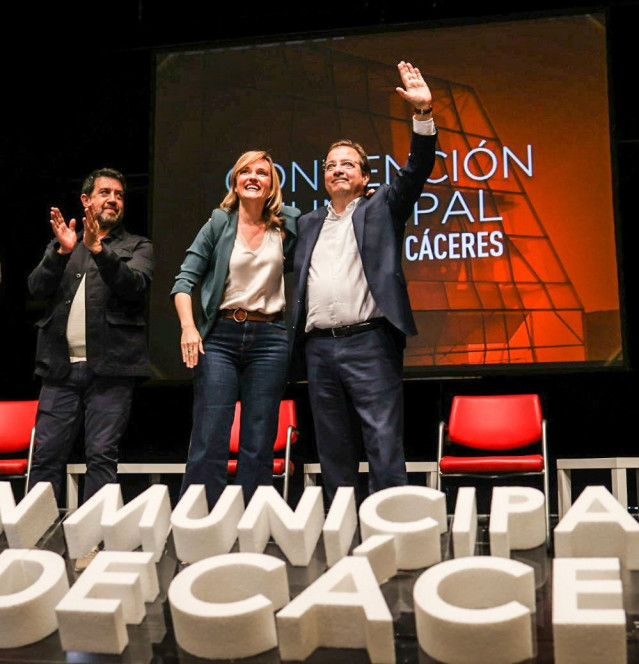 La portavoz del PSOE, Pilar Alegría, el presidente de la Junta, Guillermo Fernández Vara, y el candidato del PSOE a la alcaldía de Plasencia, Alfredo Moreno, en la Convención Municipal del PSOE de la provincia de Cáceres