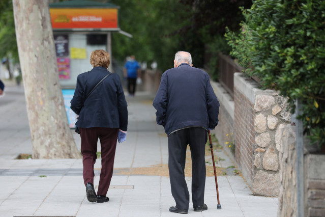 Archivo - Pensionistas paseando por una calle de Madrid
