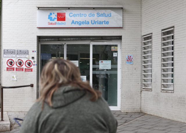 Archivo - Una mujer en la entrada de un centro de salud