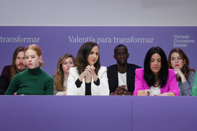 (I-D) La secretaria Organización de Podemos y secretaria de Estado de Agenda 2030, Lilith Verstrynge; la secretaria general de Podemos y ministra de Derechos Sociales y Agenda 2030, Ione Belarra; y la secretaria de Internacional y eurodiputada de Podemos,