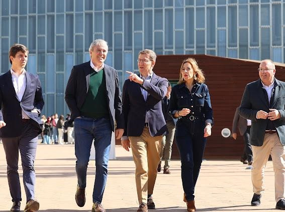 El presidente del PP Alberto Núñez Feijoó, el presidente del PP Aragón, Jorge Azcón, y la candidata a la alcaldía de Zaragoza, Natalia Chueca.