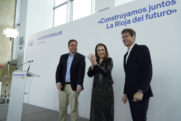 Cuca Gamarra, en el acto hoy del PP en Logroño, junto al candidato regional Gonzalo Capellán a la derecha, y el presidente del partido en La Rioja, Alberto Galiana a la izquierda