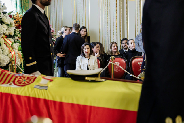 La ministra de Defensa, Margarita Robles, asiste a la capilla ardiente del Almirante Jefe de Estado Mayor de la Armada, en el Cuartel General de la Armada, a 1 de abril de 2023, en Madrid, (España)