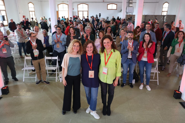 La presidenta del Congreso y viceprimera secretaria del PSC, Meritxell Batet, con la secretaria general del PSIB y candidata a revalidar el Govern, Francina Armengol, y la secretaria general de la FSM y candidatat a revalidar el Consell, Catalina Cladera