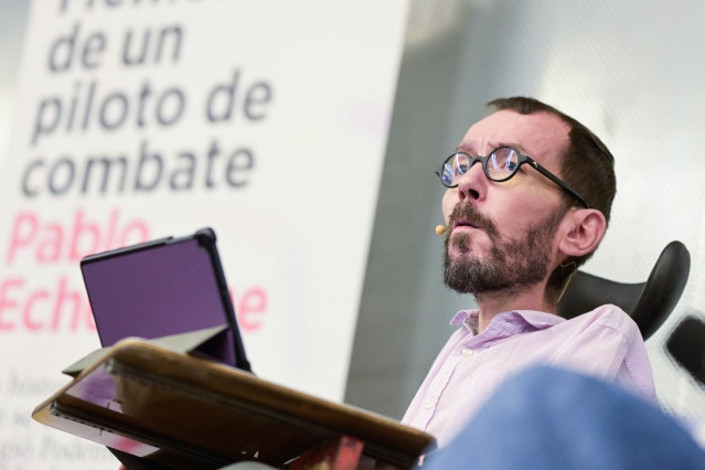 El portavoz de Unidas Podemos en el Congreso, Pablo Echenique, durante la presentación de su libro 'Memorias de un piloto de combate', en el Centro Cívico Delicias, a 11 de marzo de 2023, en Zaragoza, Aragón (España). En el libro, Pablo Echenique aborda c