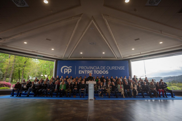 El candidato del PP a la Alcaldía de Ourense, Manuel Cabezas, interviene durante un acto del Partido Popular de Galicia, a 1 de abril de 2023, en Santa Cruz de Arrabaldo, Ourense, Galicia (España). El acto se celebra de cara a las próximas elecciones muni