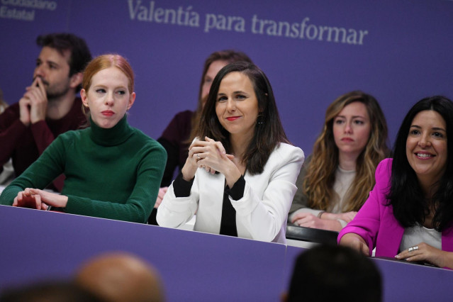 (I-D) La secretaria Organización de Podemos y secretaria de Estado de Agenda 2030, Lilith Verstrynge; la secretaria general de Podemos y ministra de Derechos Sociales y Agenda 2030, Ione Belarra; y la secretaria de Internacional y eurodiputada de Podemos,