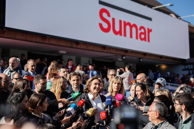 La alcaldesa de Barcelona, Ada Colau, atiende a los medios  a su llegada el acto de la plataforma SUMAR, en el polideportivo Antonio Magariños, a 2 de abril de 2023, en Madrid, (España).
