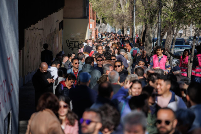 Numerosas personas esperan para entrar en el acto de la plataforma SUMAR, en el polideportivo Antonio Magariños