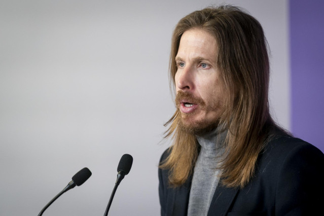 Archivo - El portavoz de Podemos y coordinador en Castilla y León, Pablo Fernández, ofrece una rueda de prensa en la sede de Podemos, a 20 de febrero de 2023, en Madrid (España).