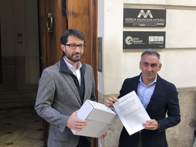 El portavoz del PP en el Ayuntamiento de Morella, Jesús Lecha, y el director de campaña del PPCV, Miguel Barrachina, presentan una denuncia en la Agencia Valenciana Antifraude