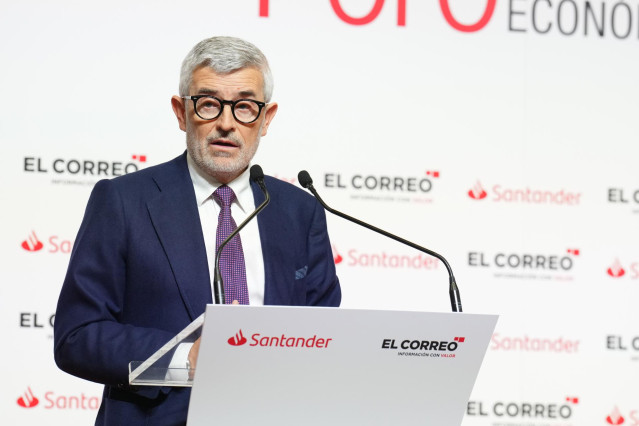 Archivo - El director de Banca Comercial de Santander España,  Ángel Rivera, interviene durante el Foro Expectativas Económicas, en el Palacio Euskalduna, a 12 de diciembre de 2022, Bilbao, Vizcaya, País Vasco (España). Durante el  foro, organizado por el