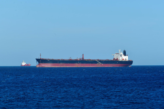El buque Merope fondeado en la bahía de Ceuta después de haber realizado operaciones de trasvase de petróleo en aguas internacionales frente a las costas de Ceuta