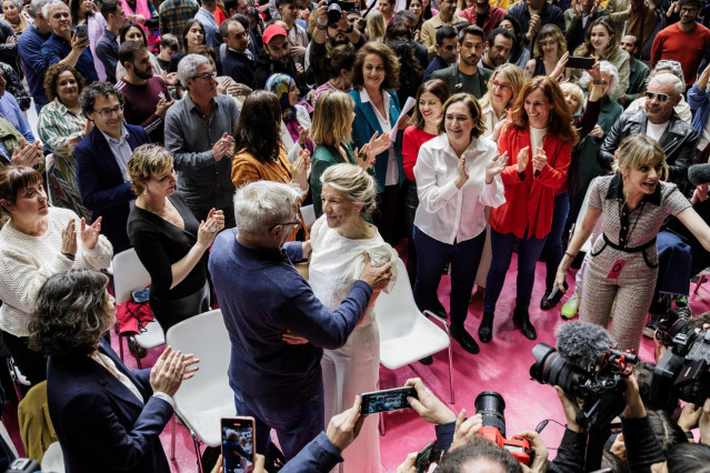 La vicepresidenta segunda y ministra de Trabajo y Economía Social, Yolanda Díaz, saluda al alcalde de Valencia y coportavoz de Compromís, Joan Ribó, en el acto 'Hoy empieza todo' de la plataforma Sumar,