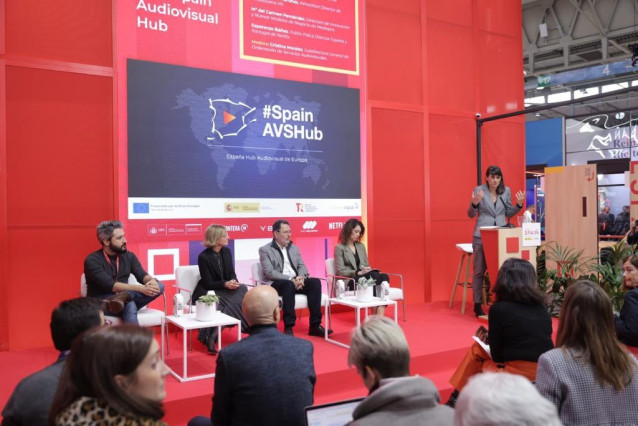 Archivo - La secretaria de Estado de Telecomunicaciones e Infraestructuras Digitales, María González Veracruz (en el atril), presenta el Spain Audiovisual Hub en el Mobile World Congress