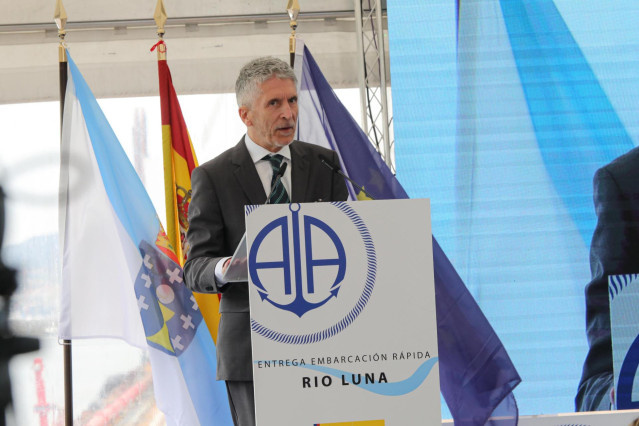 El ministro del Interior, Fernando Grande-Marlaska, interviene durante el acto de presentación y entrega de la nueva embarcación del Servicio Marítimo de la Guardia Civil ‘Río Luna’, a 3 de abril de 2023, en Vigo, Pontevedra, Galicia (España).