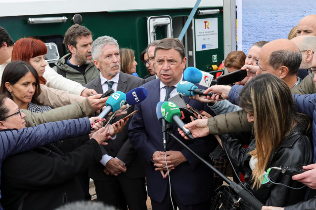 El ministro de Agricultura, Pesca y Alimentación, Luis Planas, atiende a medios tras el acto de presentación y entrega de la nueva embarcación del Servicio Marítimo de la Guardia Civil ‘Río Luna’, a 3 de abril de 2023, en Vigo.