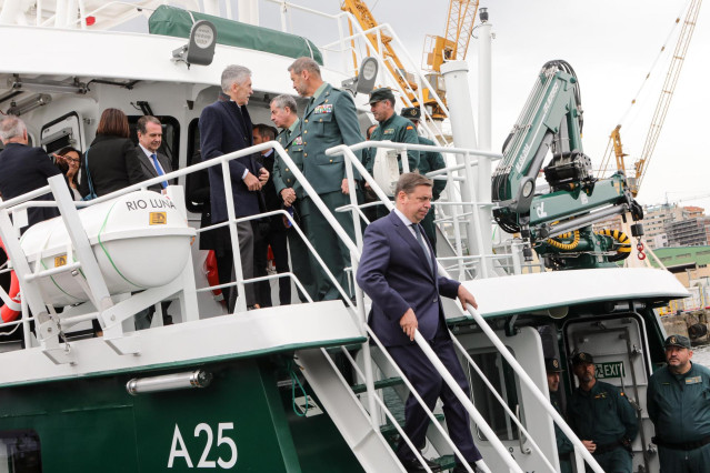 El ministro de Agricultura, Pesca y Alimentación, Luis Planas, baja de la nueva embarcación del Servicio Marítimo de la Guardia Civil ‘Río Luna’, a 3 de abril de 2023, en Vigo, Pontevedra, Galicia (España).