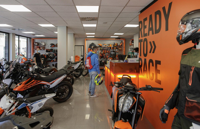 Archivo - Clientes en el interior del concesionario de motocicletas KTM.