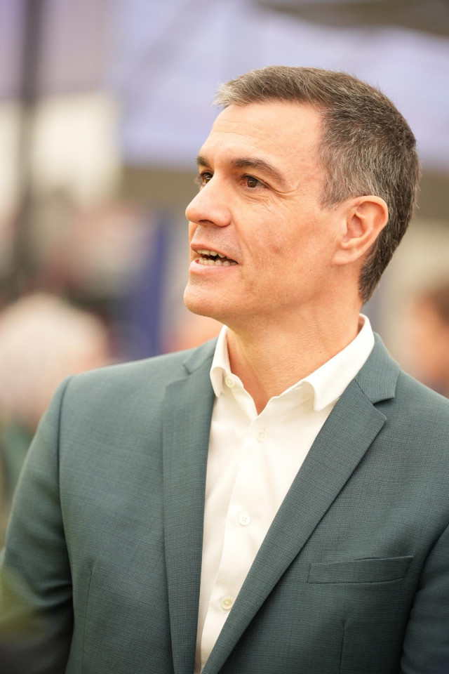 El presidente del Gobierno, Pedro Sánchez, durante su visita a las instalaciones de la empresa Skydweller, en el aeropuerto de Albacete, a 3 de abril de 2023, en Albacete, Castilla-La Mancha (España). Skydweller es una aeronave propulsada por energía sola