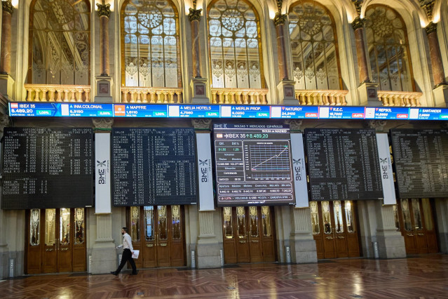Archivo - Varios paneles del Ibex 35 en el Palacio de la Bolsa, a 4 de enero de 2023, en Madrid (España).