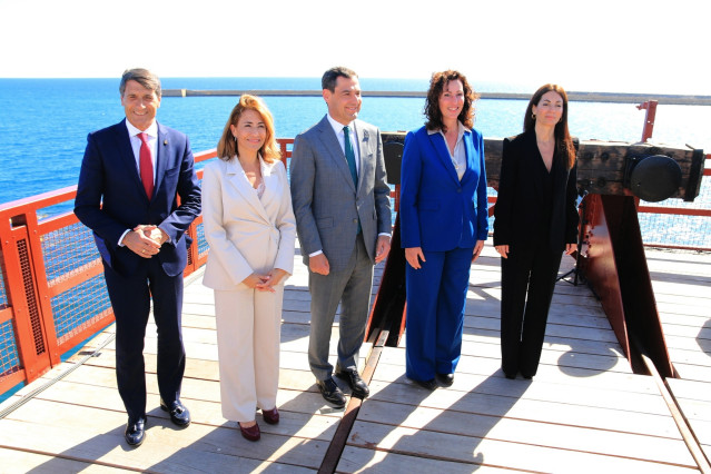 La ministra de Transportes, Movilidad y Agenda Urbana, Raquel Sánchez y el presidente de la Junta Juanma Moreno y la alcaldesa de Almería, María Vázquez en la foto de familia en la inauguración de la restauración del Cable Inglés.