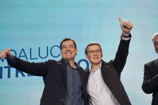 Archivo - El presidente del Partido Popular, Alberto Núñez Feijóo, (d) y Juanma Moreno