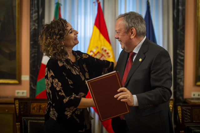 Archivo - La ministra de Hacienda y Función Pública, María Jesús Montero, y el consejero de Economía y Hacienda del Gobierno Vasco, Pedro Azpiazu, durante la Comisión Mixta del Concierto Económico, en la sede del Ministerio de Hacienda, a 17 de noviembre
