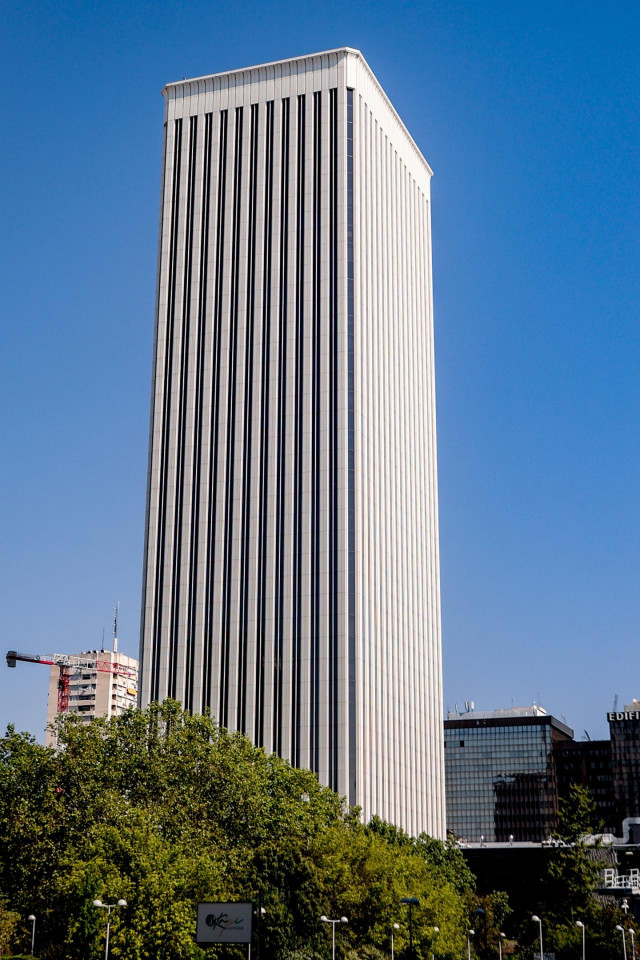Archivo - Fachada de la Torre Picasso, a 31 de julio de 2022, en Madrid