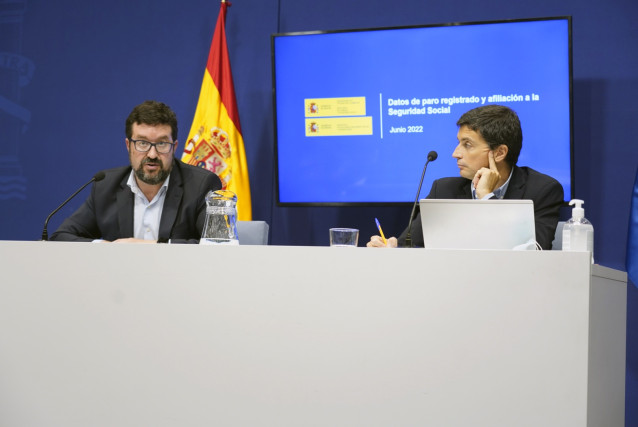 Archivo - El secretario de Estado de Empleo, Joaquín Pérez Rey (dcha), y el de Seguridad Social, Borja Suárez, en una imagen de archivo.