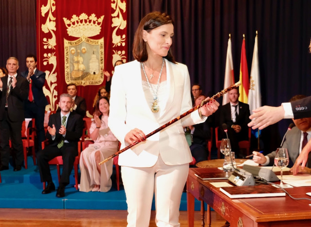 Archivo - Gema Igual, del PP, coge el bastón de mando tras ser elegida alcaldesa de Santander en 2019