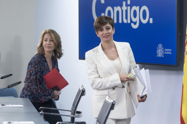La ministra de Transportes, Movilidad y Agenda Urbana, Raquel Sánchez (i), y la ministra de Política Territorial y portavoz del Gobierno, Isabel Rodríguez (d), durante una rueda de prensa tras el Consejo de Ministros, a 4 de abril de 2023, en Madrid.