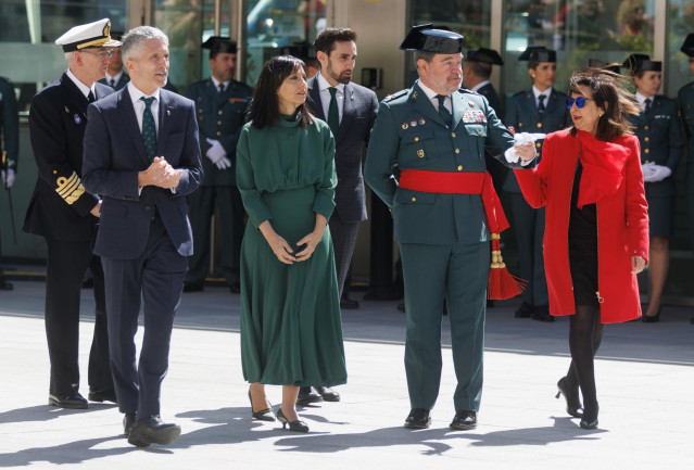 El ministro del Interior, Fernando Grande-Marlaska (1i); la nueva directora de la Guardia Civil, Mercedes González (2i), y la ministra de Defensa, Margarita Robles (1d), a su llegada a la toma de posesión de la nueva directora de la Guardia Civil,