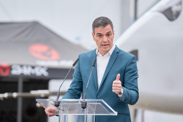El presidente del Gobierno, Pedro Sánchez, interviene durante su visita a las instalaciones de la empresa Skydweller, en el aeropuerto de Albacete, a 3 de abril de 2023, en Albacete, Castilla-La Mancha (España). Skydweller es una aeronave propulsada por e