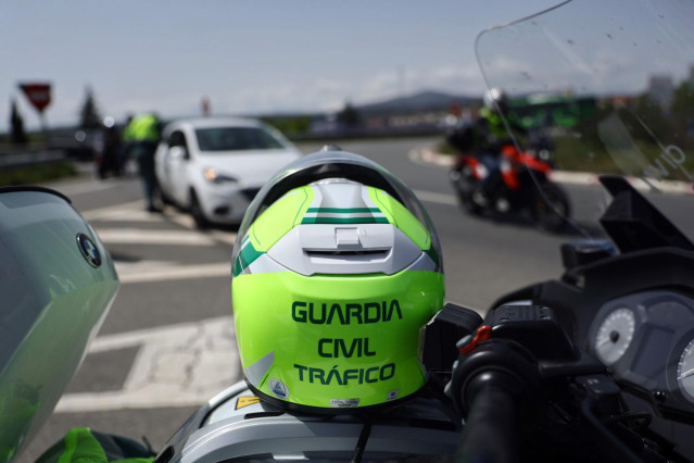 Archivo - El casco de la Guardia Civil en un control de tráfico en el kilómetro 34 de la A-1, el día que comienza la operación salida del puente de mayo 2022, a 29 de abril de 2022, en Madrid (España). La Dirección General de Tráfico (DGT) pone en marcha