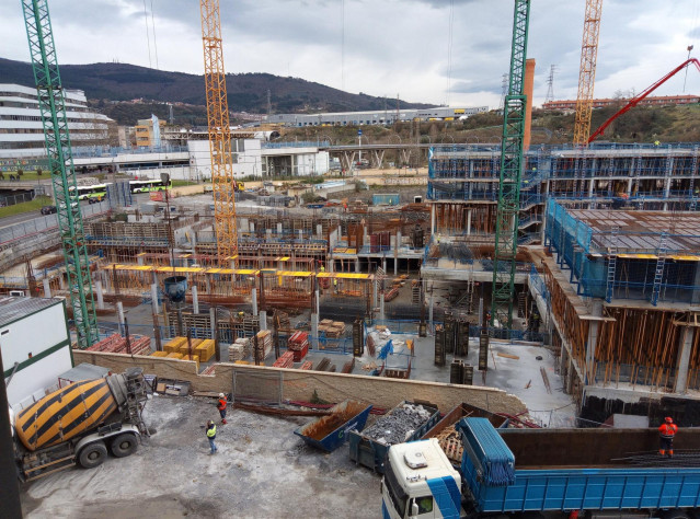 Archivo - Trabajadores en una obra de construcción de viviendas