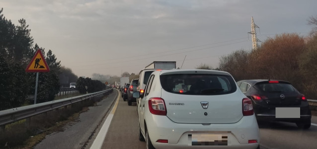 Coches en una autopista.