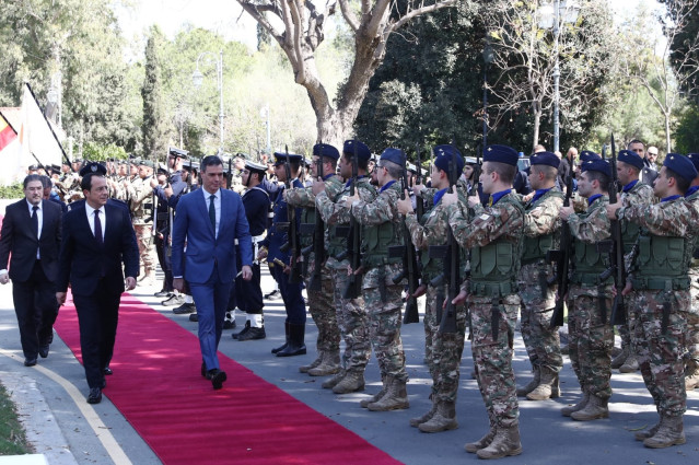 El presidente del Gobierno, Pedro Sánchez,  pasa revista a las tropas junto al presidente de Chipre, antes de continuar su viaje a Malta.
