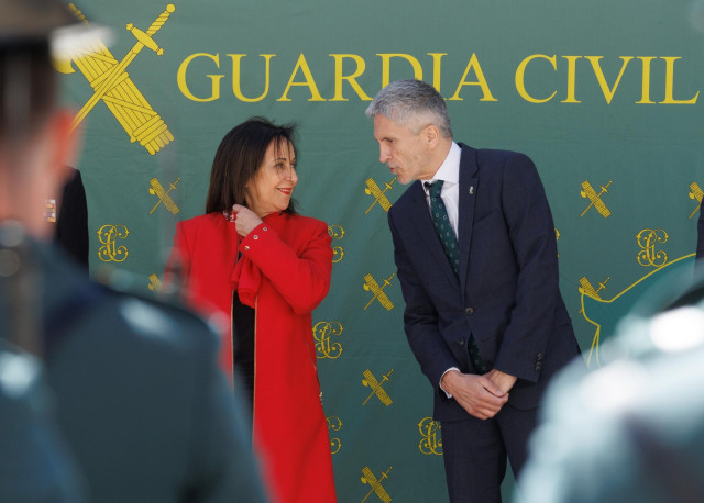 La ministra de Defensa, Margarita Robles, y el ministro del Interior, Fernando Grande-Marlaska, conversan durante la toma de posesión de la nueva directora de la Guardia Civil, en la Dirección General de la Guardia Civil, a 4 de abril de 2023, en Madrid (