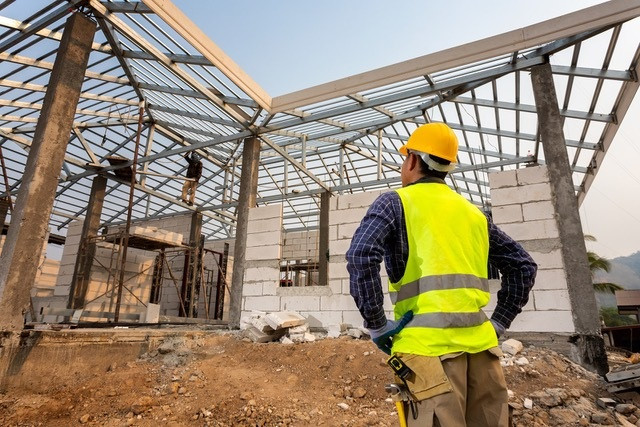 Archivo - Un trabajador en una construcción