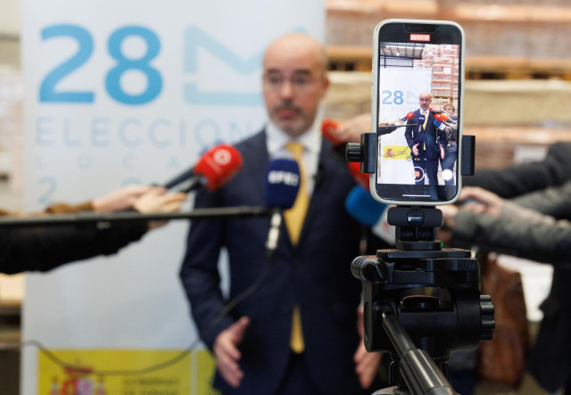 El delegado del Gobierno en la Comunidad de Madrid, Francisco Martín, interviene durante su visita a las instalaciones del centro logístico de las elecciones locales y autonómicas del 28-M, en el Polígono de La Garena, a 5 de abril de 2023, en Alcalá de H
