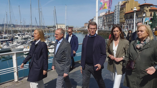 El presidente del PP nacional, Alberto Núñez Feijóo, de visita en Gijón junto al candidato 'popular' a la Presidencia del Principado de Asturias, Diego Canga, y otros representantes del partido