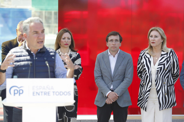 El coordinador general del PP, Elías Bendodo (c), y los alcaldes de Madrid y Málaga, José Luis Martínez-Almeida (d) y Francisco de la Torre (i), informan sobre asuntos de actualidad a 5 de abril de 2023 en Málaga, Andalucía.//Álex Zea.