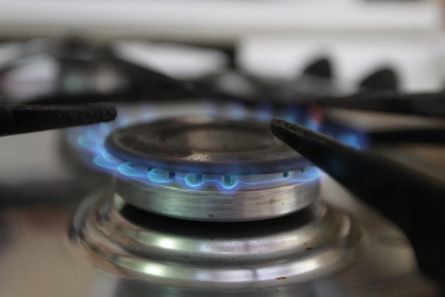 Archivo - Cocina de gas encendida.