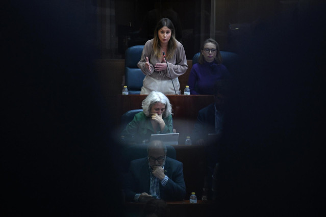La coportavoz de Unidas Podemos en la Asamblea de Madrid y candidata a la Presidencia regional, Alejandra Jacinto, interviene durante una sesión plenaria en la Asamblea de Madrid, a 23 de marzo de 2023, en Madrid (España). La Asamblea de Madrid acoge hoy