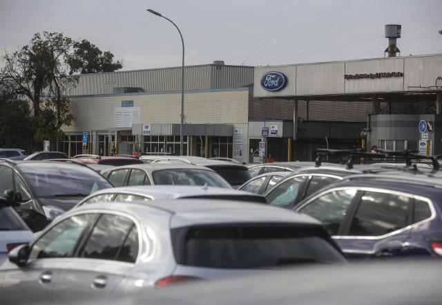 Archivo - Un trabajador accede a la entrada de la factoría de Ford España, en Almussafes